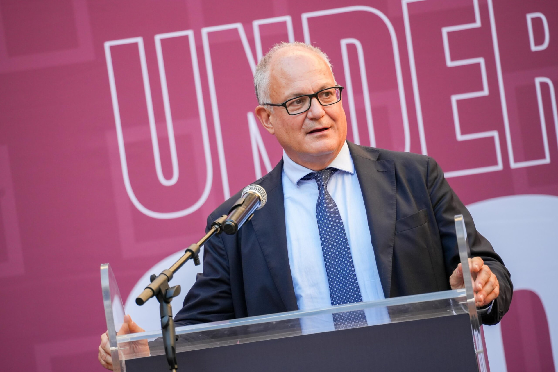 Roberto Gualtieri sul palco di 60 under 30